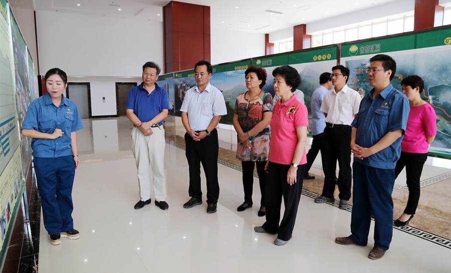 1-2015年8月，全國政協(xié)副主席、中國科學(xué)院院士王志珍一行蒞臨金徽股份調(diào)研。.jpg