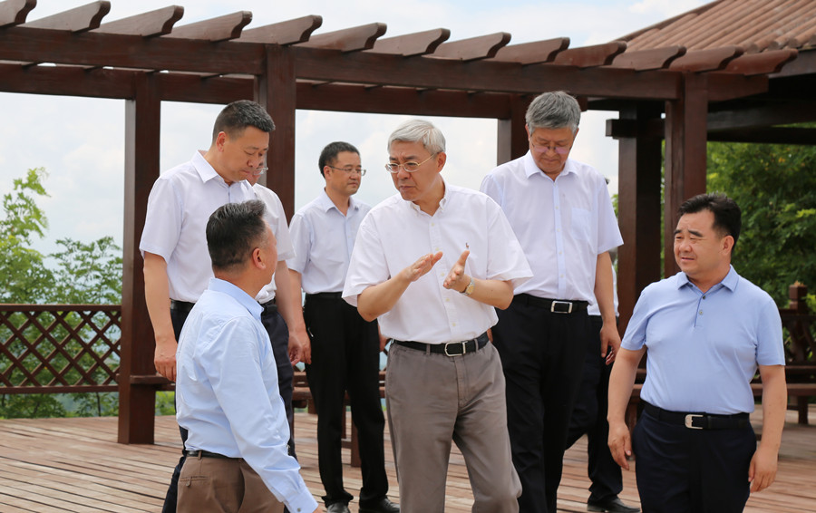 7-2021年7月，中共中央委員、時任甘肅省委書記尹弘蒞臨金徽股份調(diào)研指導(dǎo)防災(zāi)減災(zāi)和綠色礦山建設(shè)情況。.jpg