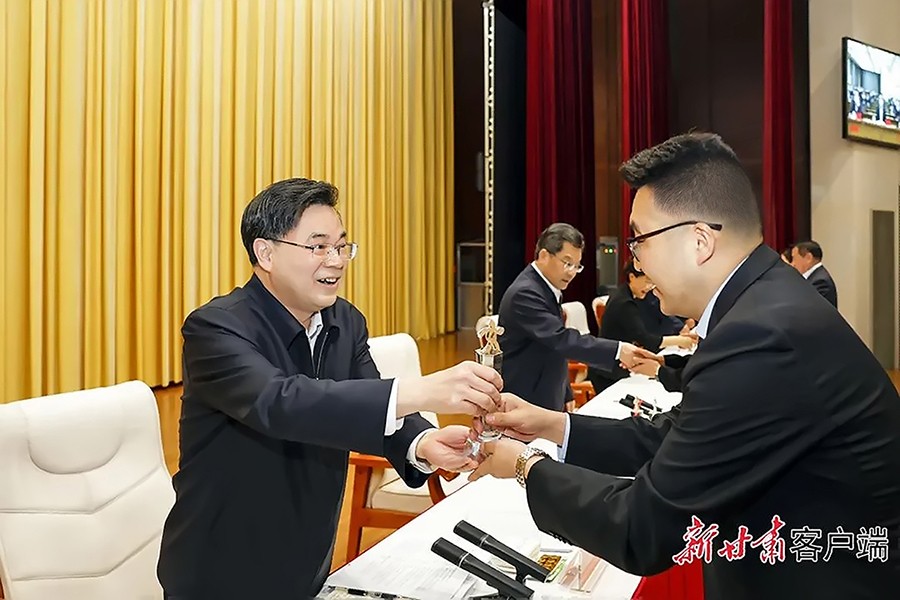 2-2023年5月，省委書記、省人大常委會主任胡昌升為金徽礦業(yè)旅游景區(qū)授“全省文化旅游發(fā)展突出貢獻(xiàn)集體獎”。.jpg
