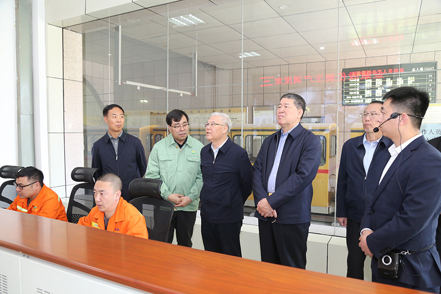 全國政協(xié)常委，省政協(xié)副主席，民進中央常委、甘肅省主委尚勛武調(diào)研金徽股份時強調(diào)，要加強科技創(chuàng)新與人才培養(yǎng)。-900.jpg