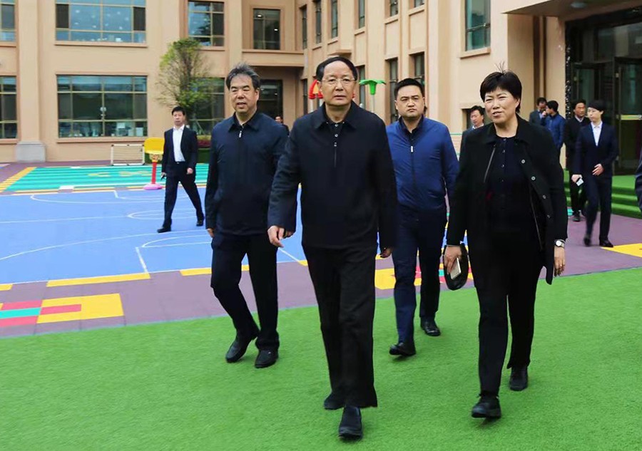 5.2018年4月，時任省政協(xié)主席、黨組書記歐陽堅蒞臨金徽企業(yè)視察-900.jpg